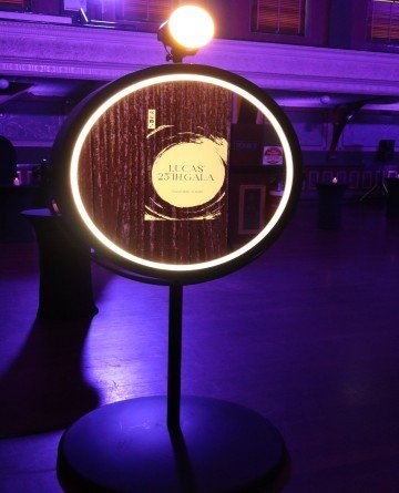 Ring Mirror Booth
