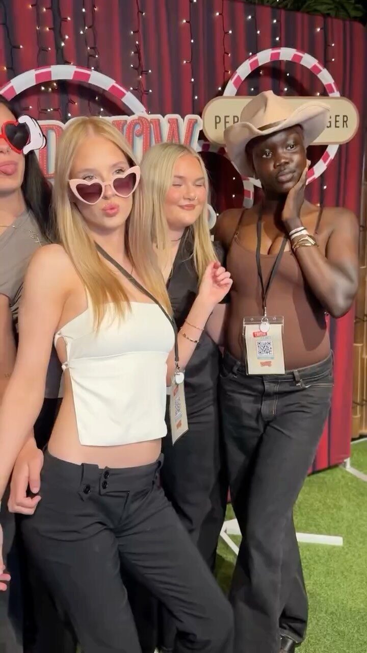 Caught the crew, the style, and the smiles 📸✨ Universal Store’s Roadshow Carnival brought the fun — and we snapped it all!

@universalstore @moondoglands