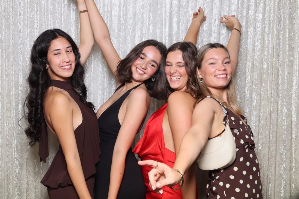 No filters, no edits—just proof that you’ll never regret booking in 💕 #MelboothMagic #photoboothhiremelbourne #openairbooth